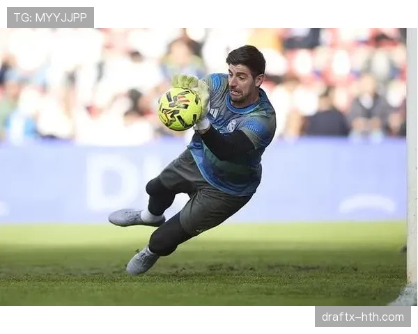 库尔图瓦 vs 诺伊尔：传统门神 vs 清道夫门将的定位对比