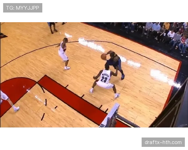 卡梅隆·安东尼无球跑位提升三分命中率，拉开湖人进攻空间