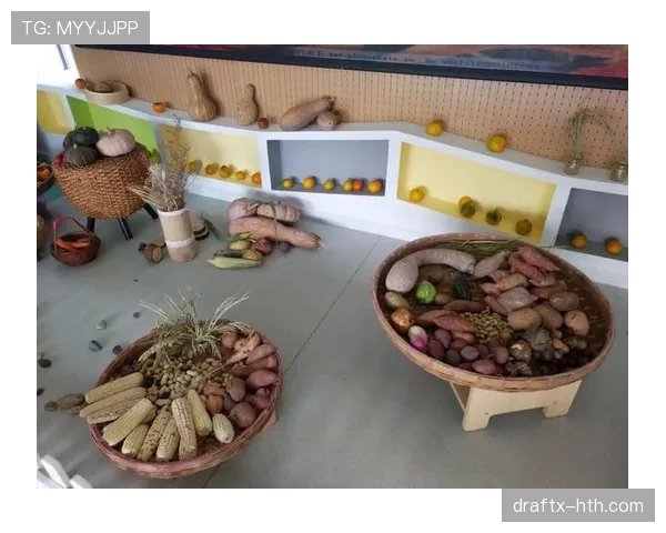 魏秋月腕上名表，手里拎着塑料菜袋，那画面绝了